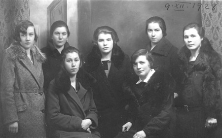 Prijateljice, z leve Tonči Grželj. por. Rozman, Francka Batič, Pepca Lenček(1908), Ivanka Batič, Francla Lenček(1898), Zofka Žorž in Pep ca Grželj. – kopija